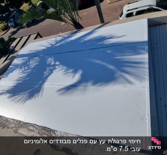 פרגולה מאלומיניום עם צללים של עלי דקל